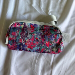 🆕💐 Lululemon Everywhere Belt Bag - Flower Glide Multi Vapor